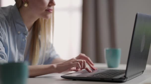 Affärskvinna som jobbar på laptop på en avlägsen arbetsplats. Kvinna som använder bärbar dator hemma. — Stockvideo