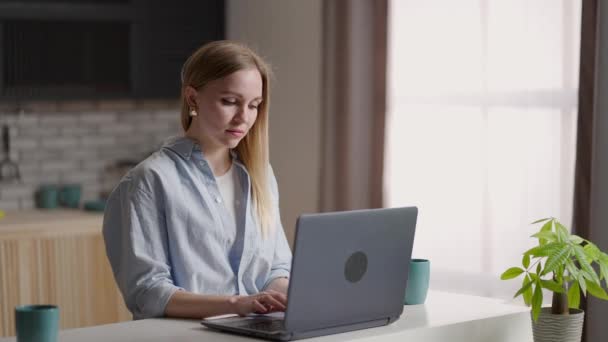 Bizneswoman pracująca na laptopie w odległym miejscu pracy. Kobieta korzystająca z laptopa w domu. — Wideo stockowe