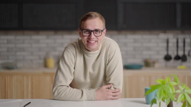 Feliz caucásico de 30 años hombre de mediana edad haciendo video chat llamando saludo mirando a la cámara en los auriculares inalámbricos. Hombre sonriente lector hombre de negocios que tiene videoconferencia en casa en interiores — Vídeos de Stock