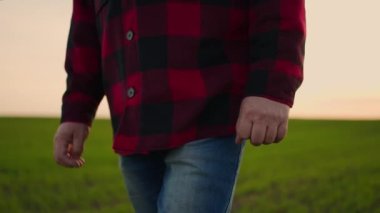 Bir işadamı çiftçilerin tarladaki çalışmalarını yavaş çekimde izlemektedir. Traktör sürücülerinin çalışmalarını kontrol et