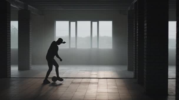 非裔美国人接受自由式足球训练，并具备在黑暗中的地下停车场进行职业比赛的技巧 — 图库视频影像