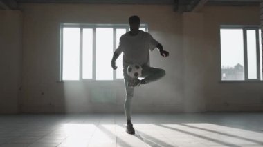 Futbol serbest stili ağır çekim. Genç siyah adam yeraltı otoparkında futbol topuyla antrenman yapıyor. Genç bir Afrikalı Amerikalının futbol oyuncusu olma hayali üzerine antrenörlük yapması ve çalışması.