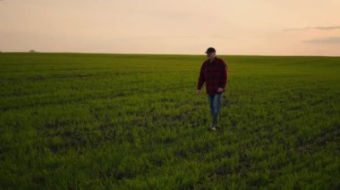 Bir işadamı çiftçilerin tarladaki çalışmalarını yavaş çekimde izlemektedir. Traktör sürücülerinin çalışmalarını kontrol et