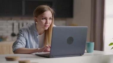 Ciddi kız öğrencilerin internetteki öğretmenler konferansında elearning çalışması var. Video sohbet dili öğrenin, notlar alın, ofis masasında oturup dizüstü bilgisayara bakın.