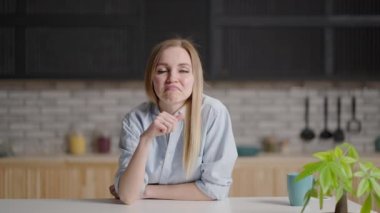 Güzel, kendine güvenen genç, güzel bir kadın. Ofiste yalnız başına poz veren kameraya bakıyor. Mutlu Hindu etnik kökenli kız öğrenci.