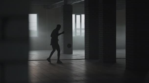 Uomo nero di football freestyle al sole. Giocatori professionisti di calcio palla nel parcheggio sotterraneo — Video Stock