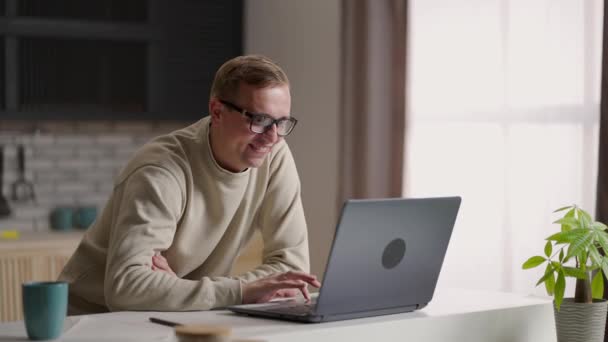 Joven empresario conferencia llamada por webcam, estudiante de estudio con el profesor en línea en el chat de vídeo mirar a la conversación portátil durante la videoconferencia en la oficina en casa — Vídeos de Stock