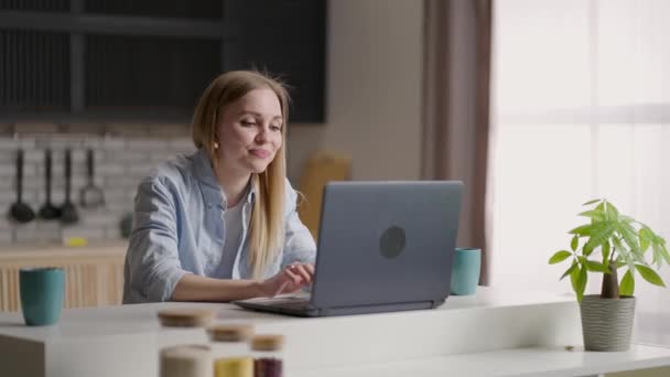 Młoda kobieta siedzieć wewnątrz nosić bezprzewodowy e-learns używać rozmów z laptopem do korepetytora przez wideo call app. Wirtualne spotkanie, aktywność webinarna, zdobywanie nowej wiedzy przy użyciu nowoczesnych technologii. Koncepcja zdarzenia Videocall — Wideo stockowe