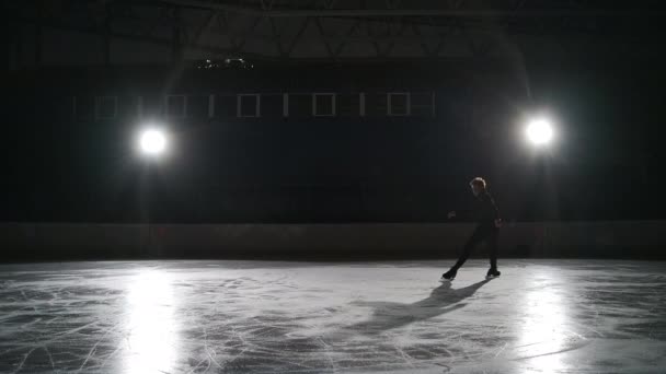 Águila extendida. joven realiza un simple elemento de patinaje artístico. El patinador realiza un deslizamiento de dos patas en las costillas exteriores o interiores en posición invertida sobre patines. — Vídeos de Stock