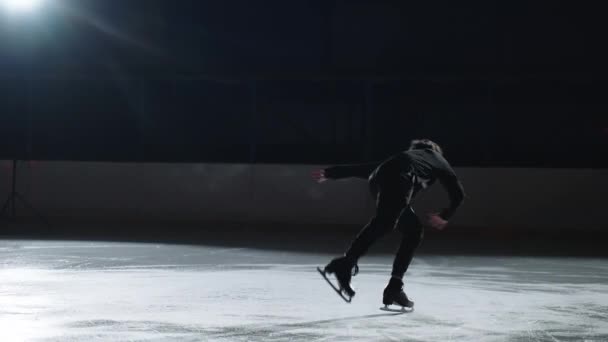 Un patineur professionnel effectue un saut bédouin à l'entraînement. Le jeune homme fait un saut en patinage artistique, papillon. Saut en patinage. — Video