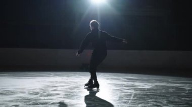 Zor bir artistik patinaj elementi. Profesyonel bir patenci eğitimde Bedevi atlayışı yapar. Genç adam artistik patinajda atlıyor, kelebek. Paten atlayışı.