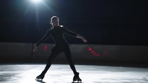 Professionele vrouwelijke schaatser oefent spin op indoor schaatsbaan Shot op 120 FPS Slow motion — Stockvideo