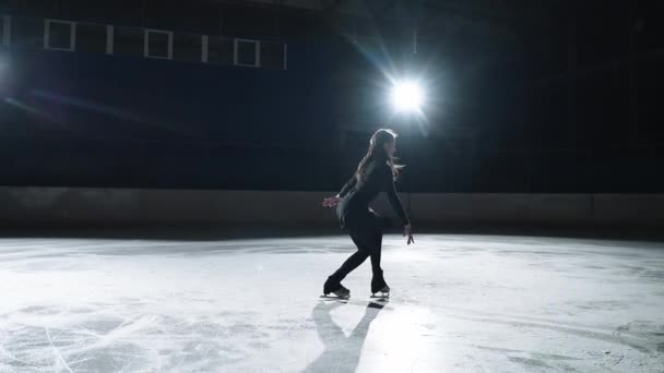 Die Kunsteisläuferin führt vor Beginn eines Wettbewerbs auf der Eisbahn eine Choreografie auf. Zeitlupe 120 fps. Konzept von Perfektion, Präzision, Freiheit, Leidenschaft — Stockvideo