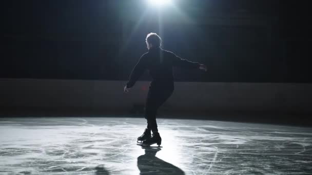 Ein schwieriges Eiskunstlauf-Element. Ein professioneller Skater führt im Training einen Beduinensprung durch. Junger Mann macht einen Sprung im Eiskunstlauf, Schmetterling. Eiskunstlauf. — Stockvideo