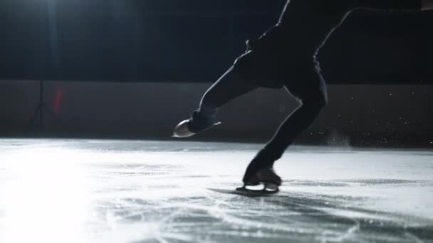 Ralenti : Plan cinématographique d'une jeune patineuse artistique exécutant une chorégraphie de patinage simple féminine sur une patinoire avant le début d'une compétition. Concept de liberté — Video