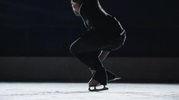 Slow motion: Cinematic shot of young female artistic figure skater is performing a womans single skating choreography on ice rink before start of a competition. Begreppet frihet — Stockvideo
