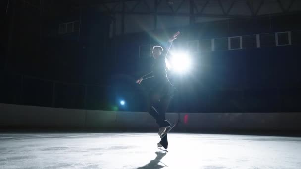 Professionele vrouwelijke schaatser oefent spin op indoor schaatsbaan Shot op 120 FPS Slow motion — Stockvideo