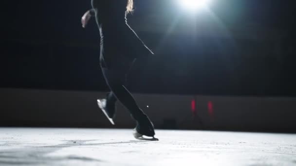 Slow motion: Toma cinematográfica de una joven patinadora artística femenina que realiza una coreografía de patinaje femenino en pista de patinaje sobre hielo antes de comenzar una competición. Concepto de libertad — Vídeos de Stock
