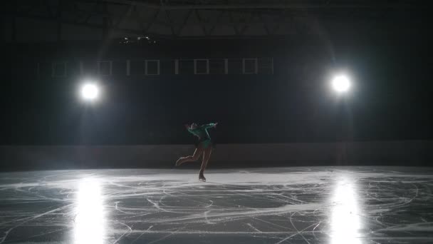 Επαγγελματική γυναικεία παγοδρομία φιγούρα skater εξάσκηση γύρισμα σε εσωτερική παγοδρόμιο Shot σε 120 FPS Αργή κίνηση — Αρχείο Βίντεο