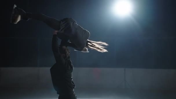 카운터 - 회전에서 프로 스케이트 선수 한 쌍의 남녀 회전을 수행하고, 남자는 여자 팔을 들고 느린 동작으로 함께 스핀 — 비디오
