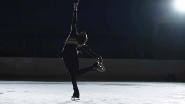 Rallentatore: Una giovane pattinatrice artistica sta eseguendo una coreografia femminile su pista di pattinaggio su ghiaccio prima dell'inizio di un concorso. Concetto di libertà — Video Stock
