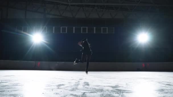 La patineuse artistique féminine exécute une chorégraphie de patinage simple féminine sur une patinoire avant le début d'une compétition. Ralentissez 120 ips. Concept de perfection, précision, liberté, passion — Video
