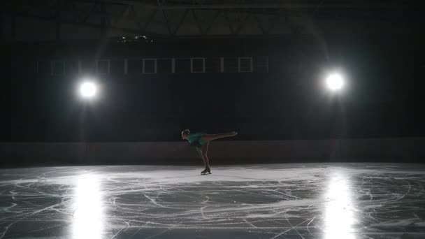 여자 예술 피겨 스케이팅 선수가 경쟁을 시작하기 전 아이스 링크에서 여자 싱글 스케이팅 안무를 펼치고 있다. 느린 동작 은 120 fps. 완벽 함, 정밀 함, 자유, 열정의 개념 — 비디오