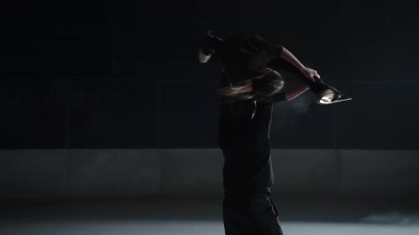 Professionelle Skater in den Gegenkurven ein Paar Männer und Frauen führen eine Rotation, der Mann hebt das Mädchen auf den Arm und dreht zusammen auf Skates in Zeitlupe — Stockvideo