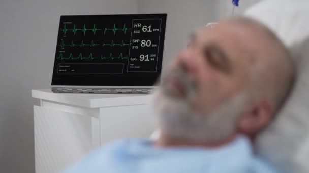 环路：病人监测仪显示心电图心电图、氧饱和度SPO2和呼吸等重要信号。体格检查4K视频动画。心脏监测。心电图；心电图 — 图库视频影像