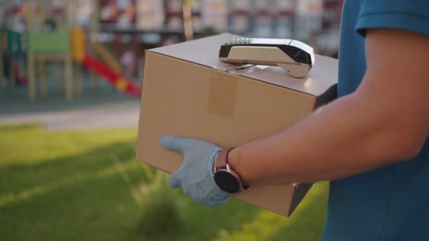 Postman or delivery man carry small box deliver to customer at home contactless nfc terminal payment. — Stock Video