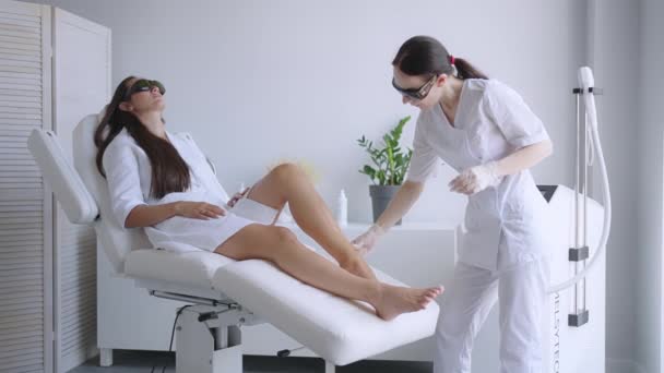 Apply a conductor gel to the legs for laser hair removal. Preparation of legs before laser hair removal — Stok video