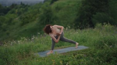 Yoga yapan genç bir kadın. Genç kadın pozisyonu, dışarıda meditasyon yapmaktan hoşlanıyor.