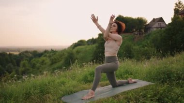 Yoga yapan genç bir kadın. Genç kadın pozisyonu, dışarıda meditasyon yapmaktan hoşlanıyor.