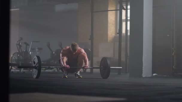 Jeunes hommes épuisés se reposant après un entraînement intensif dans la salle de gym. Fitness homme en bonne santé fatigué après l'exercice de musculation au gymnase. Modèle d'ajustement masculin fatigué avec debout et relaxant après un entraînement intense. — Video