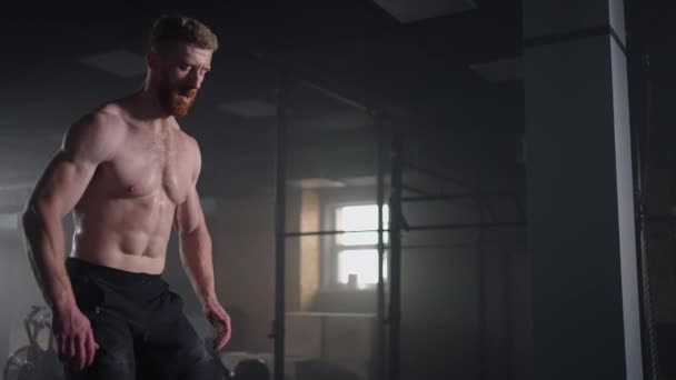 Powolny ruch: Muscular Shirless Fit Man Energicznie Box Jumps in Hardcore Gym robi część swojego Cross Fitness Training Plan. Mężczyzna jest spocony od intensywnego treningu — Wideo stockowe