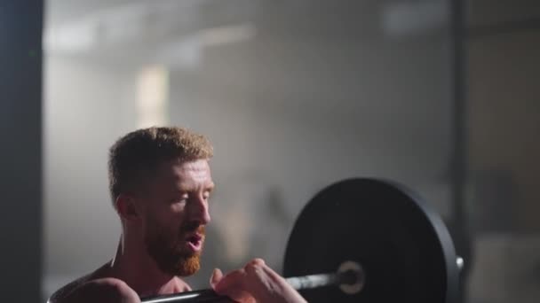 Αργή κίνηση: προπόνηση bodybuilder fitness man χρησιμοποιώντας barbell άρση βαρών άσκηση μυϊκή δύναμη αθλητή άρση βαρέων βαρών κάνει καταλήψεις στην πρακτική γυμναστήριο απολαμβάνοντας υγιεινό τρόπο ζωής — Αρχείο Βίντεο