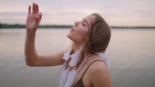 En ung kvinnlig konstnär visar en såpbubbla show genom att blåsa upp stora såpbubblor med händerna i slow motion — Stockvideo