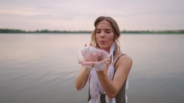 Egy fiatal női művész egy szappanbuborék show-t mutat be, nagy szappanbuborékok felrobbantásával, lassított felvételekkel. — Stock videók