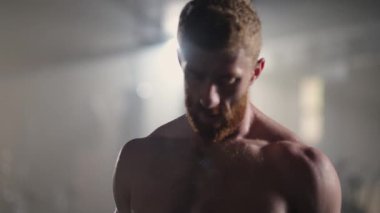 Egzersiz ve antrenman için hazırlanıyorum. Fitness sporcusu tebeşir tozu sporcusu beden geliştirme egzersizi hazırlıyor vücut geliştirme kuvveti egzersizi yavaş çekim için hazır.