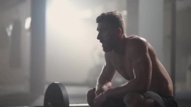 Egzersiz ve antrenman için hazırlanıyorum. Fitness sporcusu tebeşir tozu sporcusu beden geliştirme egzersizi hazırlıyor vücut geliştirme kuvveti egzersizi yavaş çekim için hazır.