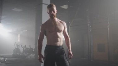 Egzersiz ve antrenman için hazırlanıyorum. Fitness sporcusu tebeşir tozu sporcusu beden geliştirme egzersizi hazırlıyor vücut geliştirme kuvveti egzersizi yavaş çekim için hazır.