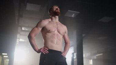 Egzersiz ve antrenman için hazırlanıyorum. Fitness sporcusu tebeşir tozu sporcusu beden geliştirme egzersizi hazırlıyor vücut geliştirme kuvveti egzersizi yavaş çekim için hazır.