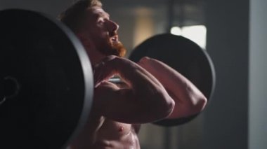 Atletik Güzel Adam Salonda Halterle Deadlift Yapıyor. Görkemli Erkek Profesyonel Vücut Geliştirici Otantik Sığdırma Eğitim Tesisinde Ağırlık Kaldırma Egzersizleri