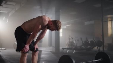 Egzersiz ve antrenman için hazırlanıyorum. Fitness sporcusu tebeşir tozu sporcusu beden geliştirme egzersizi hazırlıyor vücut geliştirme kuvveti egzersizi yavaş çekim için hazır.
