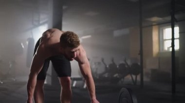 Egzersiz ve antrenman için hazırlanıyorum. Fitness sporcusu tebeşir tozu sporcusu beden geliştirme egzersizi hazırlıyor vücut geliştirme kuvveti egzersizi yavaş çekim için hazır.