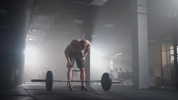 Zeitlupe: Männlicher Powerlifter bereitet sich auf das Training im Fitnessstudio vor. Schreiender Mann stemmt Gewichte — Stockvideo