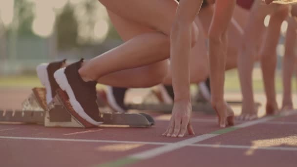 Tre kvinnliga idrottare börjar springa maraton, rivalitet, slow motion. kvinnor som står på en startlinje före loppet — Stockvideo