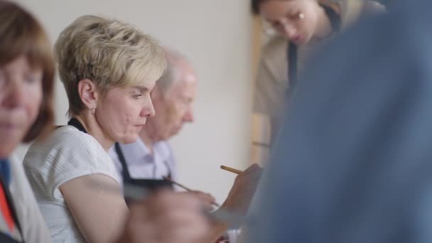 A group of seniors sent in drawing training to spend time together — Stock Video