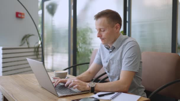 Szczęśliwy biznesmen pracujący na laptopie w biurze. Mężczyzna wykonawczy za pomocą komputera zdalne studiowanie, przeglądanie stron internetowych, o wirtualne spotkanie, wpisując na komputerze. zdalne biuro — Wideo stockowe