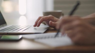 Latin Latin erkek üniversite öğrencisi dizüstü bilgisayar kullanıyor çevrimiçi öğrenim semineri, uzak üniversite webinarı ya da üniversitenin yaratıcı alanında sanal sınıf toplantısı yapıyor..